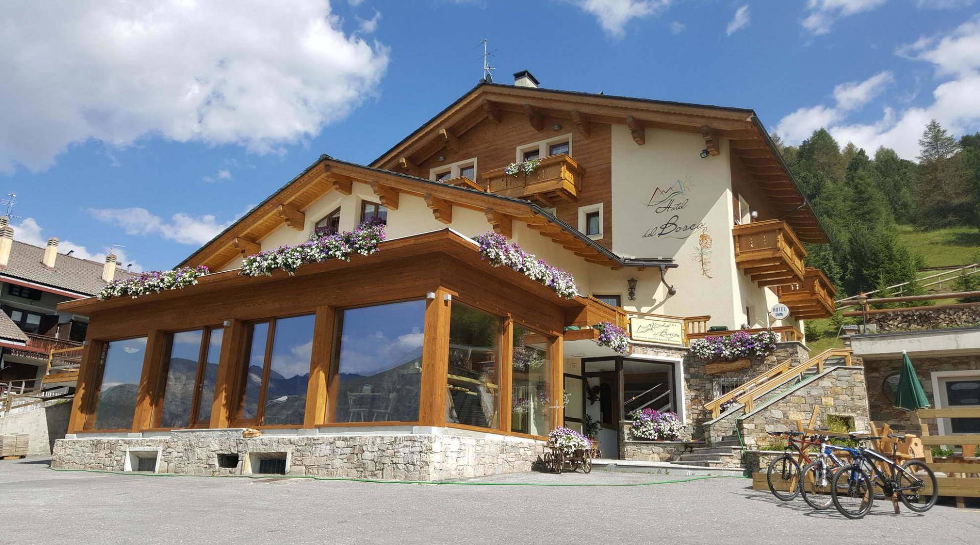 Terrazzi fioriti in estate all'Hotel del Bosco a Livigno