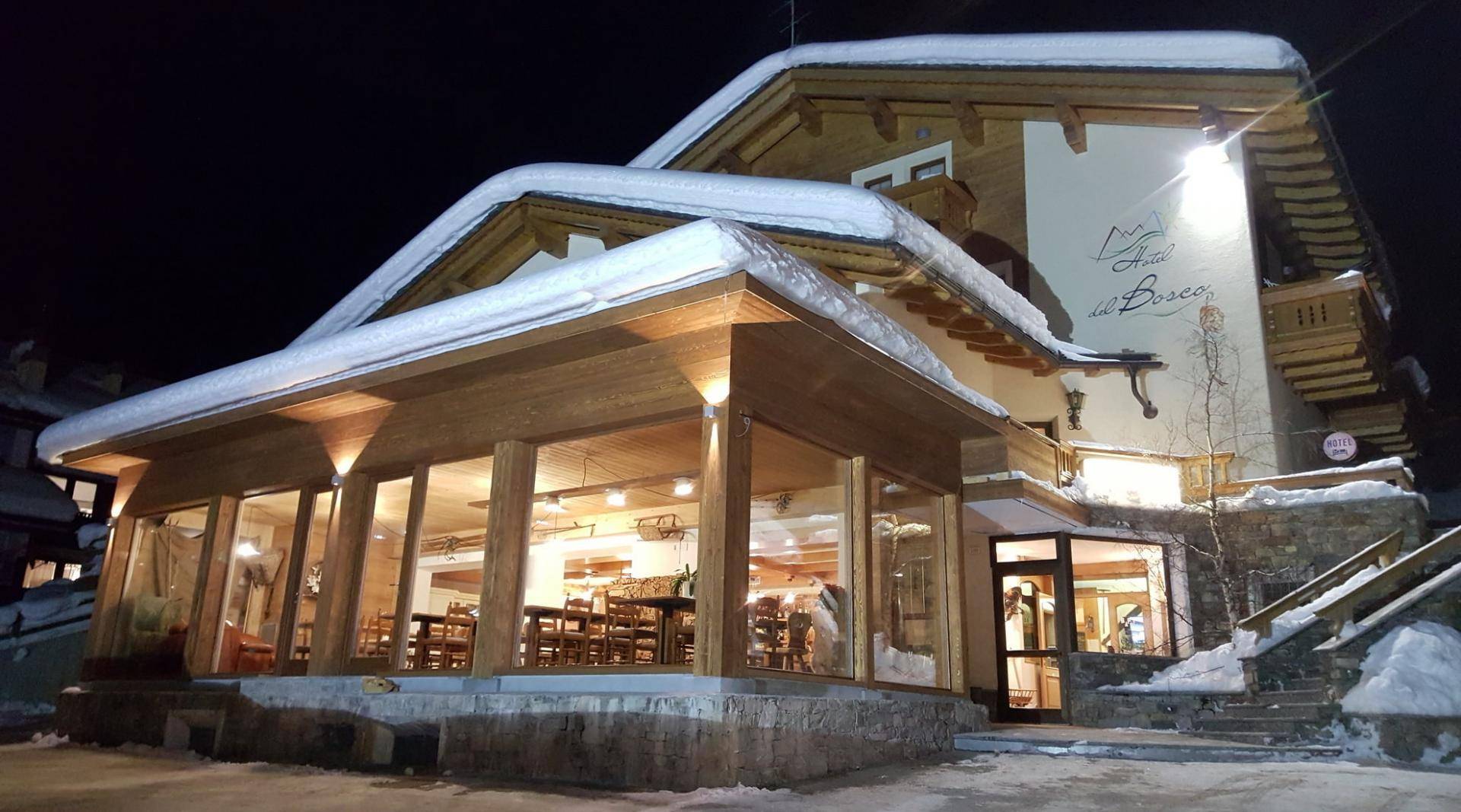 esterno in inverno dell'hotel del Bosco a Livigno